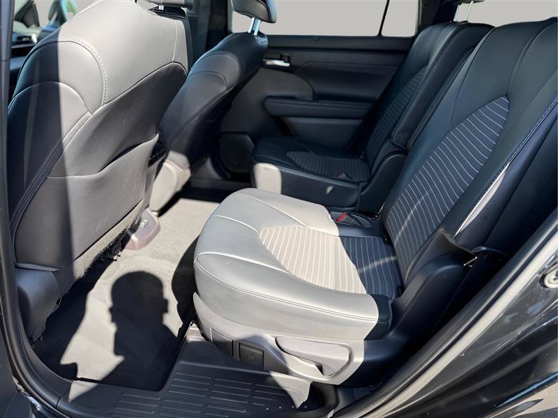 Used 2021 Toyota Highlander XSE FWD image 22