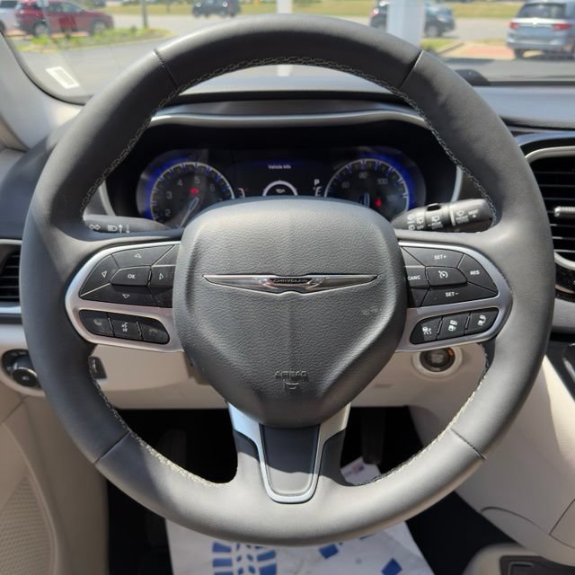 Used 2024 Chrysler Pacifica Touring-L FWD image 18
