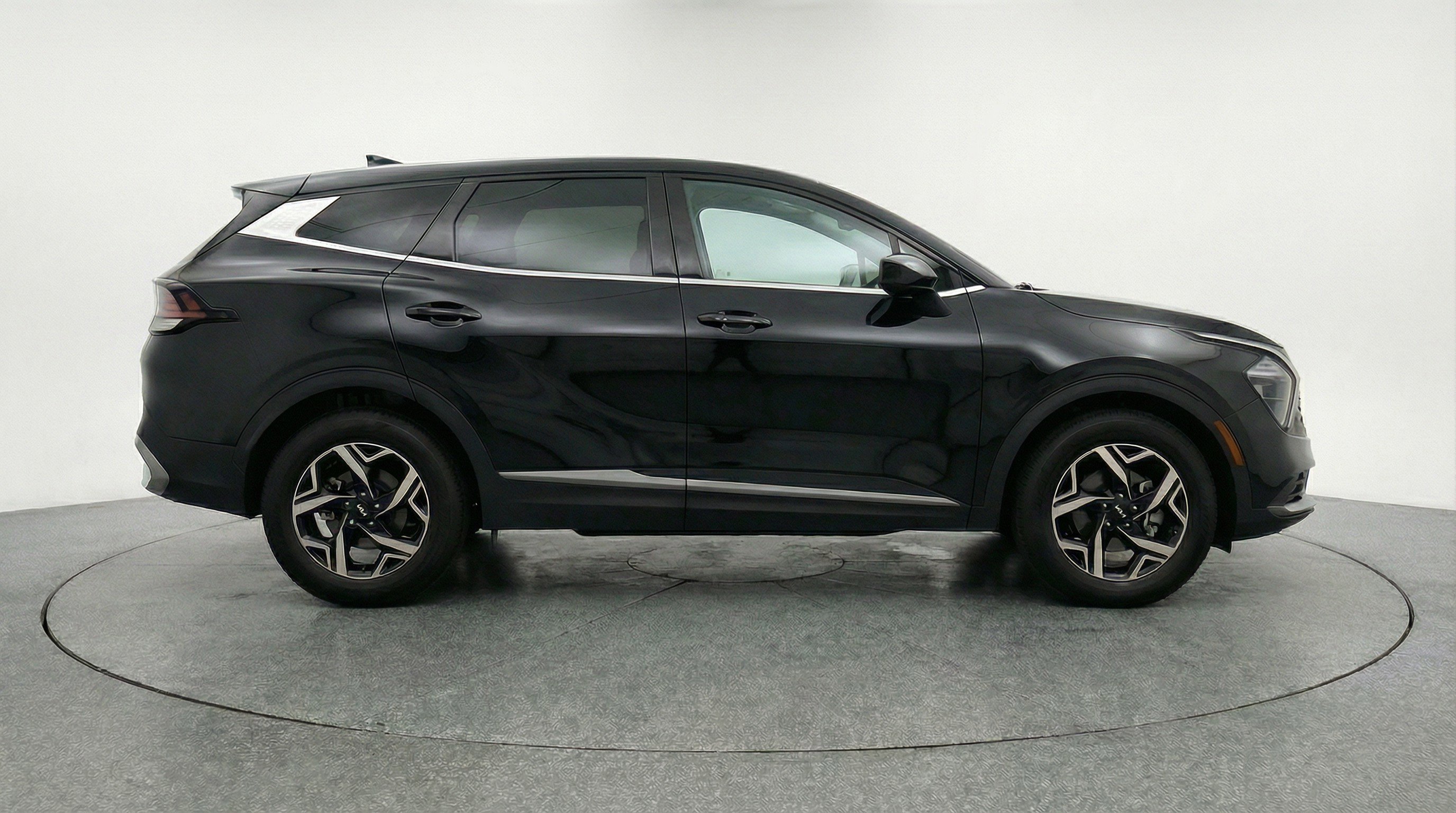 Used 2025 Kia Sportage LX image 11