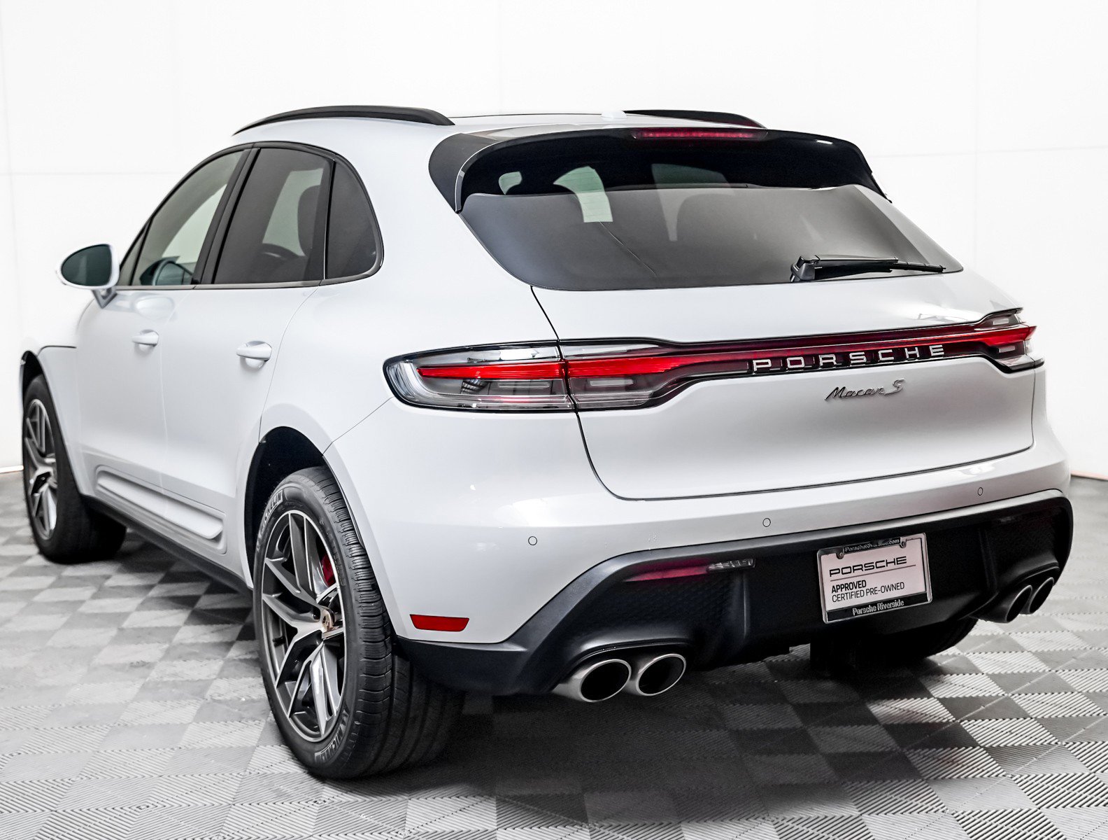 Certified 2025 Porsche Macan S image 3