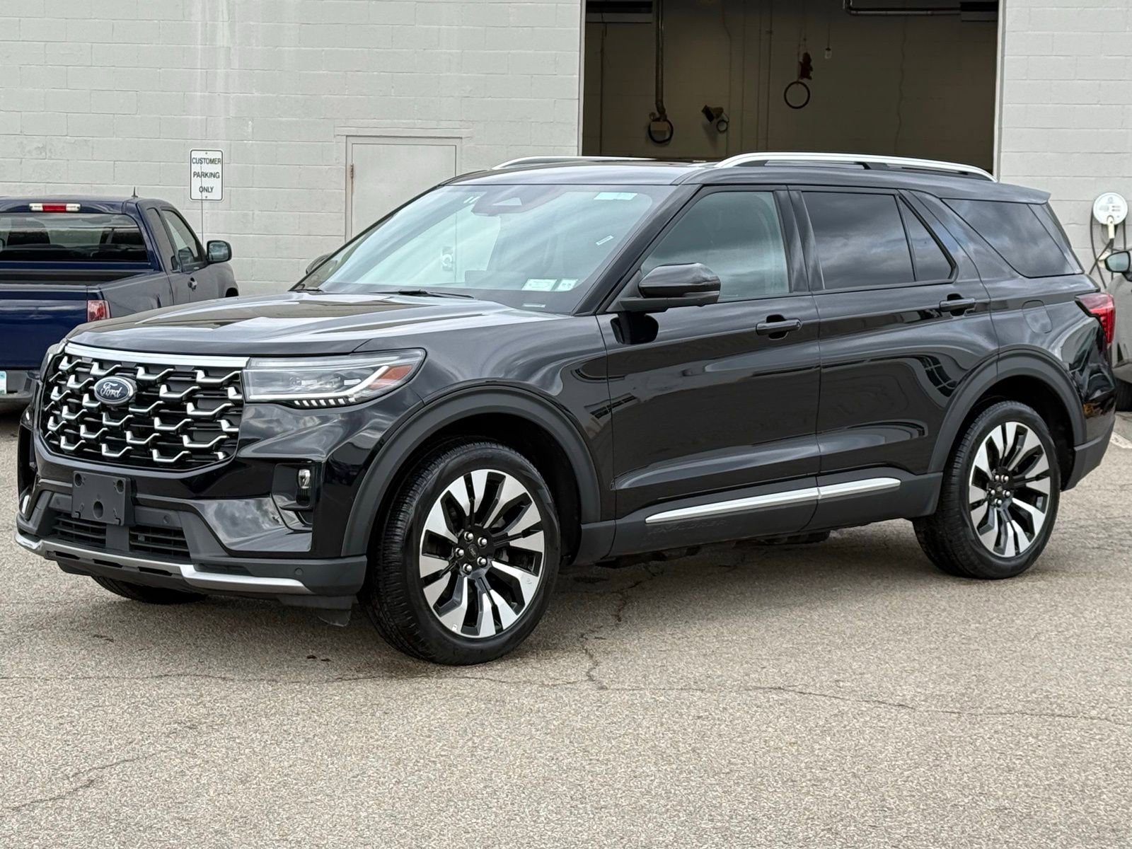 Used 2025 Ford Explorer Platinum w/ LUX Leather Package AWD/4WD image 2
