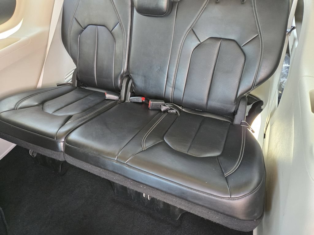 Used 2024 Chrysler Pacifica Touring-L FWD image 30