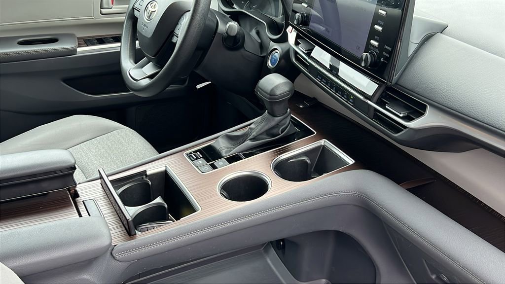 Used 2024 Toyota Sienna LE image 11