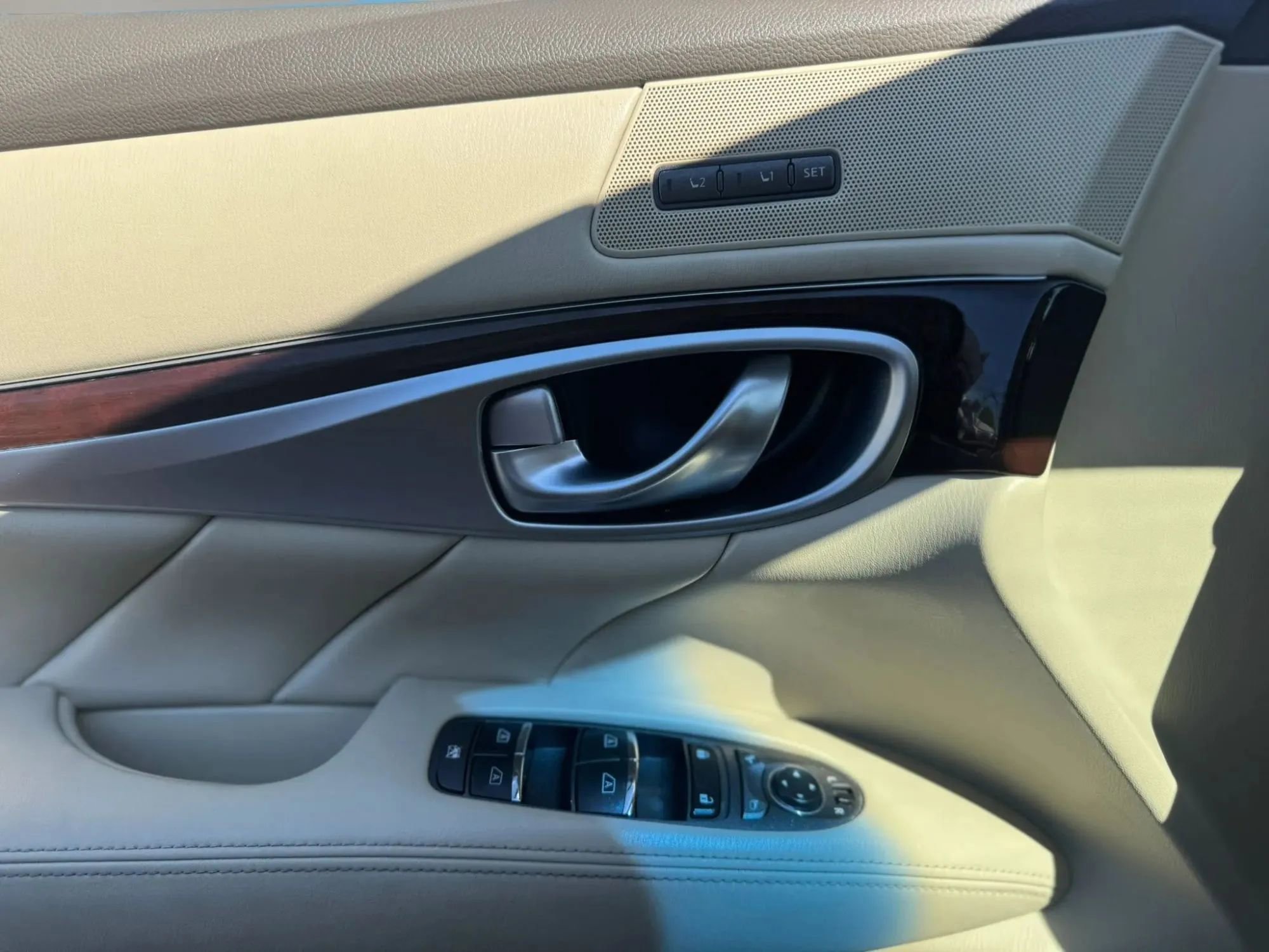 Used 2016 INFINITI Q70 3.7 w/ Technology Package image 19