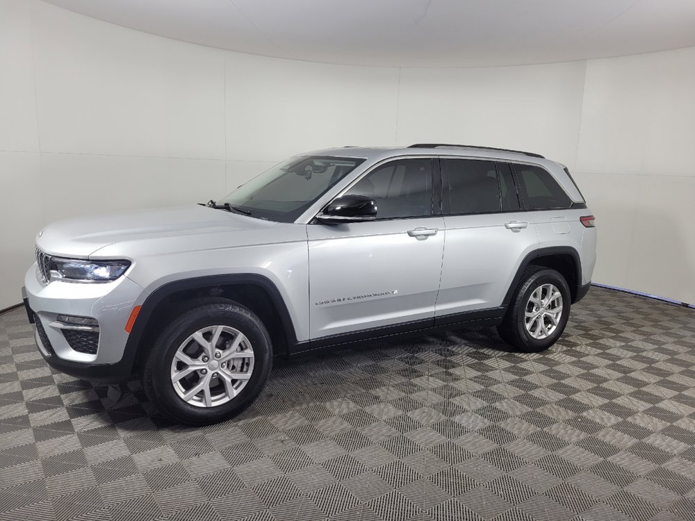 Used 2023 Jeep Grand Cherokee Limited AWD/4WD image 2