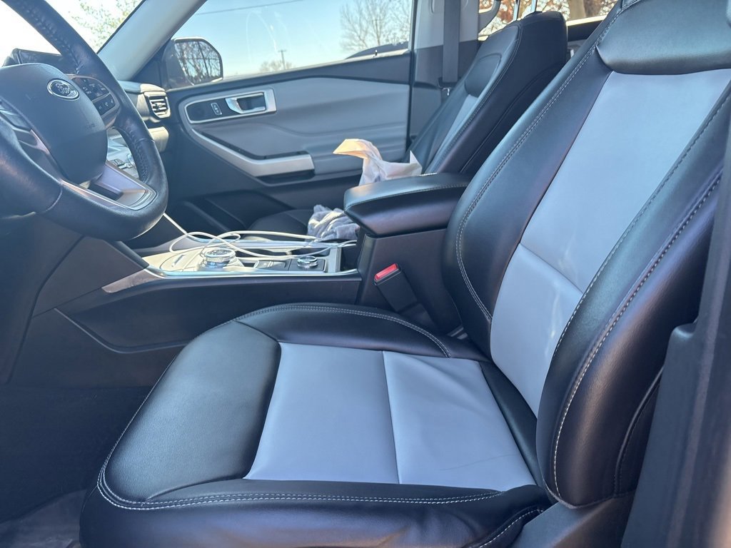 Used 2022 Ford Explorer XLT w/ Equipment Group 202A image 8