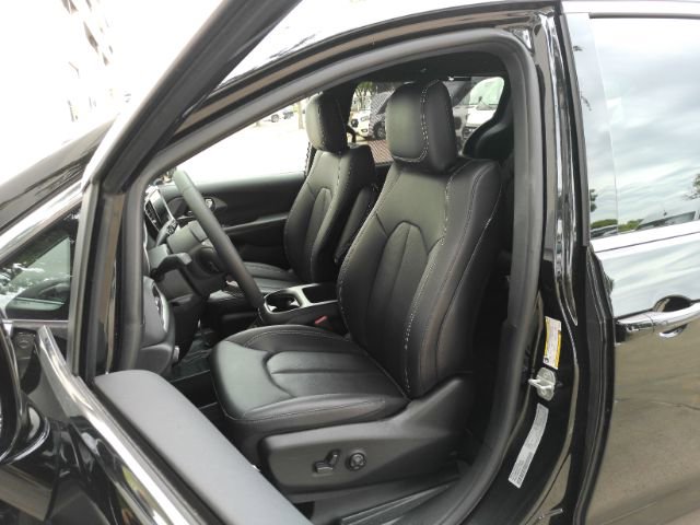 Used 2026 Chrysler Pacifica Select FWD image 16