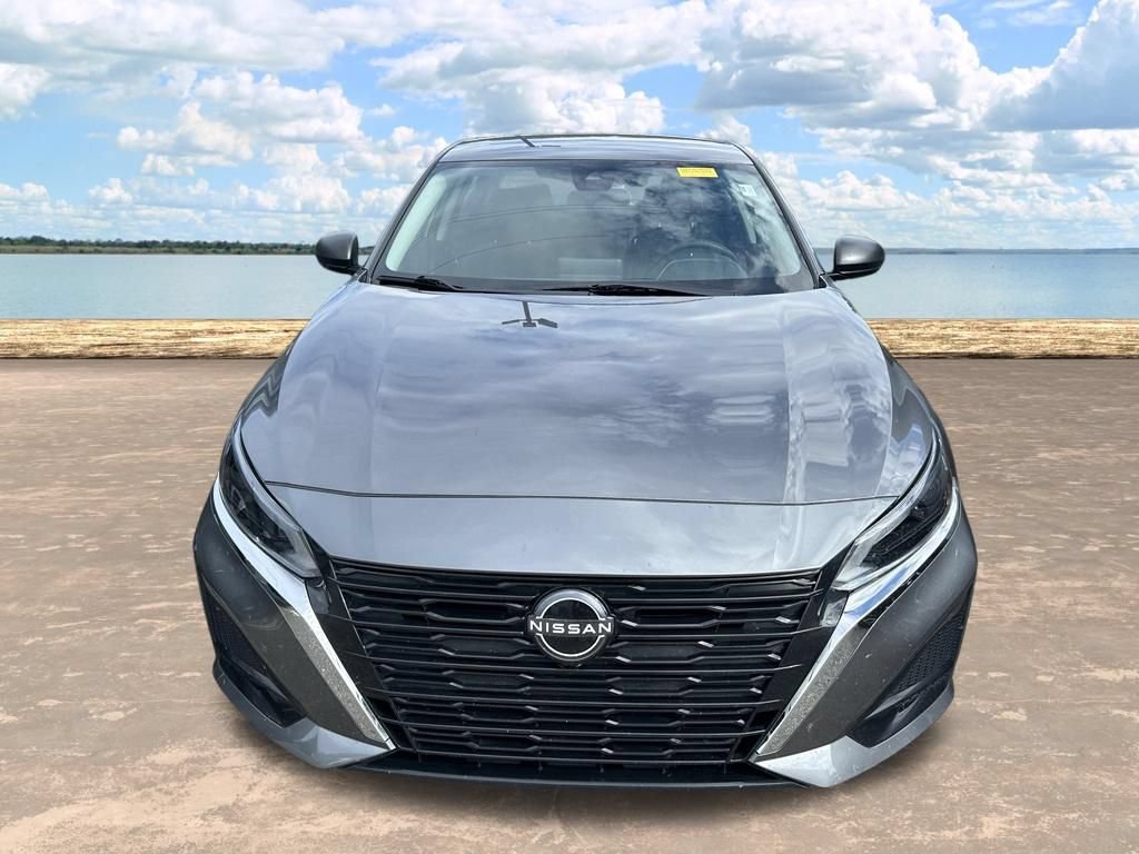 Used 2025 Nissan Altima 2.5 SV FWD image 2