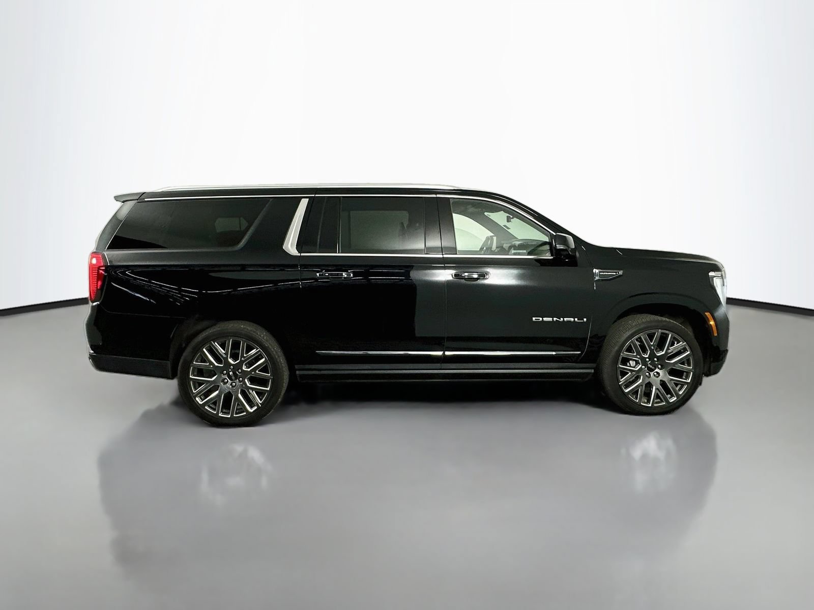 Used 2025 GMC Yukon XL Denali Ultimate AWD/4WD image 9