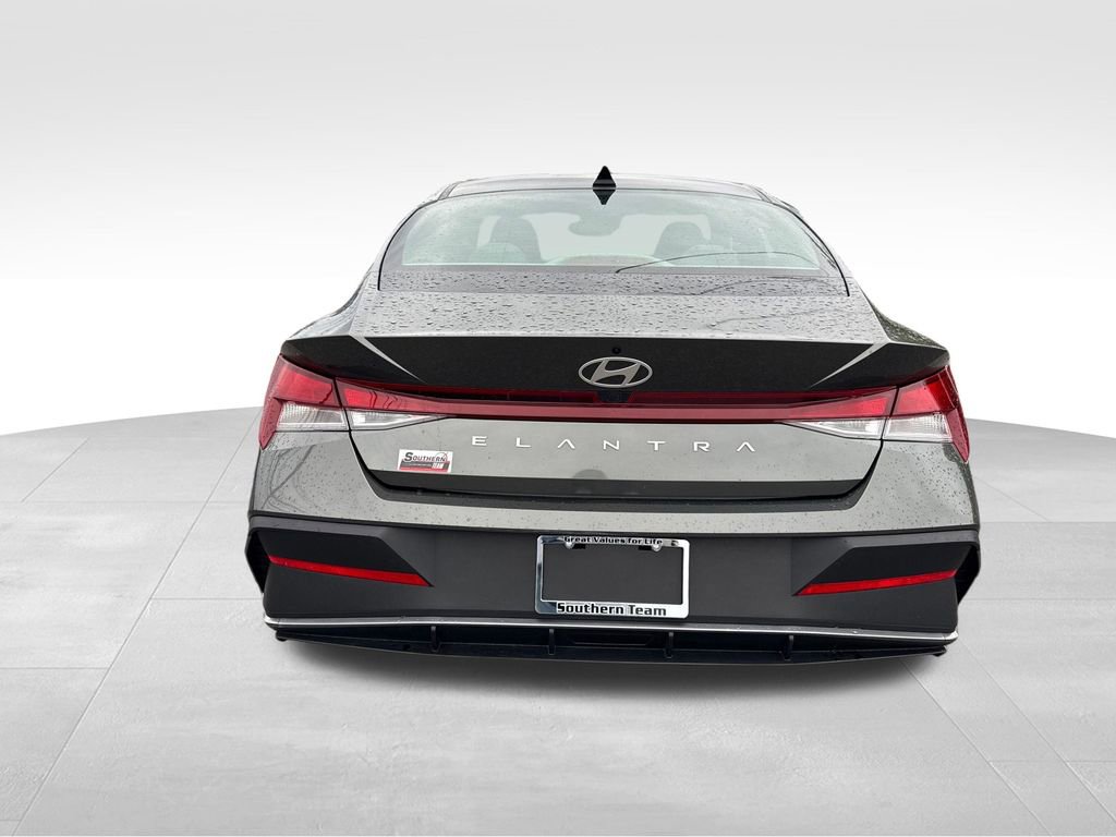 Used 2024 Hyundai Elantra SEL FWD image 5