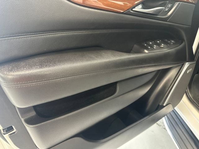 Used 2019 Cadillac Escalade Luxury AWD/4WD image 22