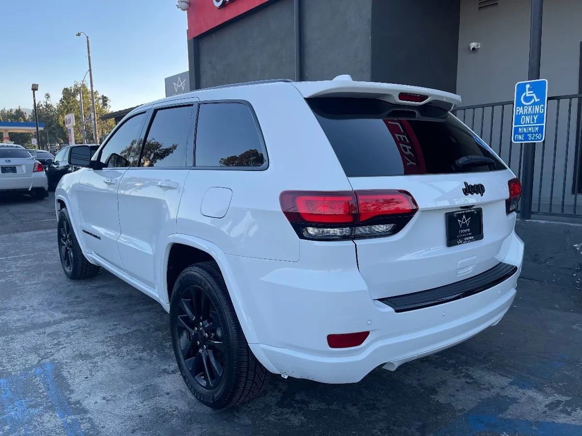Used 2018 Jeep Grand Cherokee Altitude RWD image 6