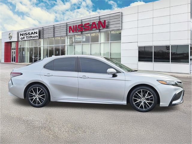 Used 2022 Toyota Camry SE image 3