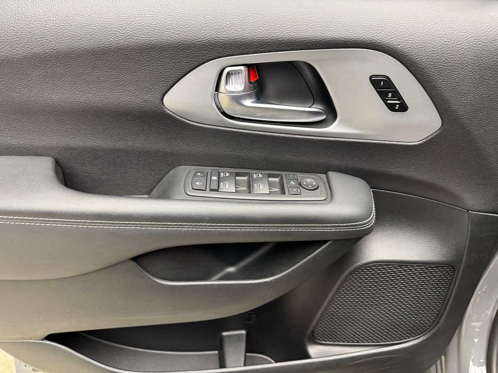 Used 2025 Chrysler Pacifica Limited FWD image 11