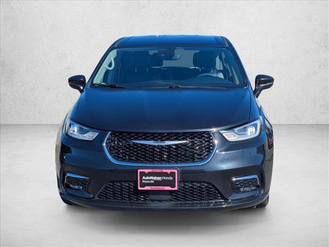 Used 2023 Chrysler Pacifica Touring-L image 2