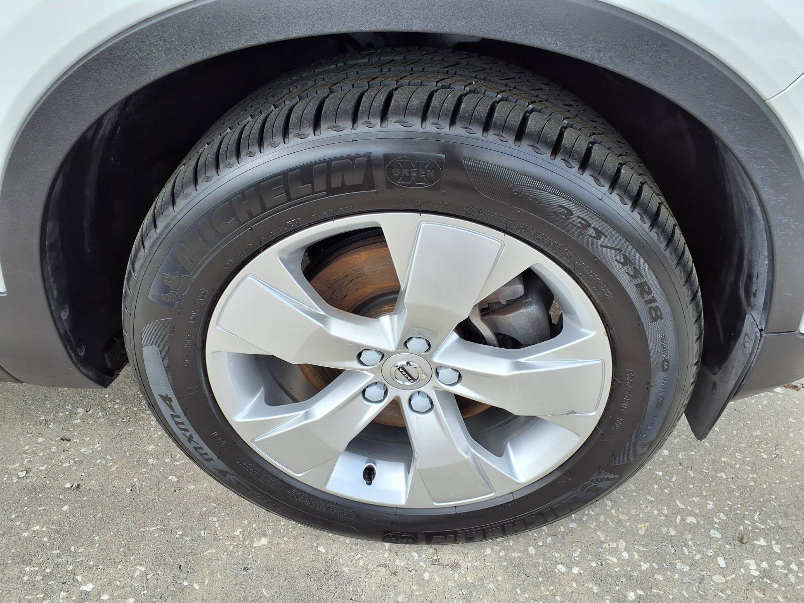 Used 2020 Volvo XC40 T4 Momentum image 9