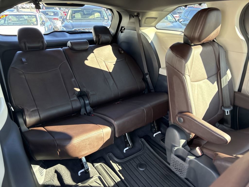 Used 2024 Toyota Sienna Platinum image 30