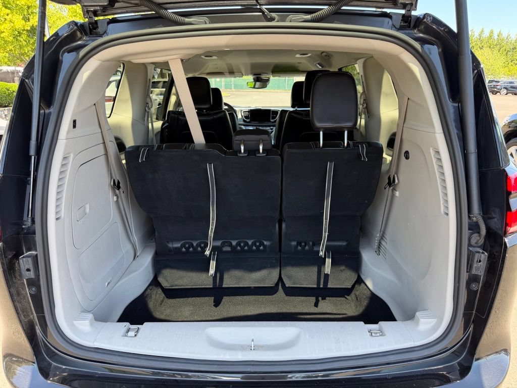 Used 2023 Chrysler Pacifica Touring-L FWD image 10