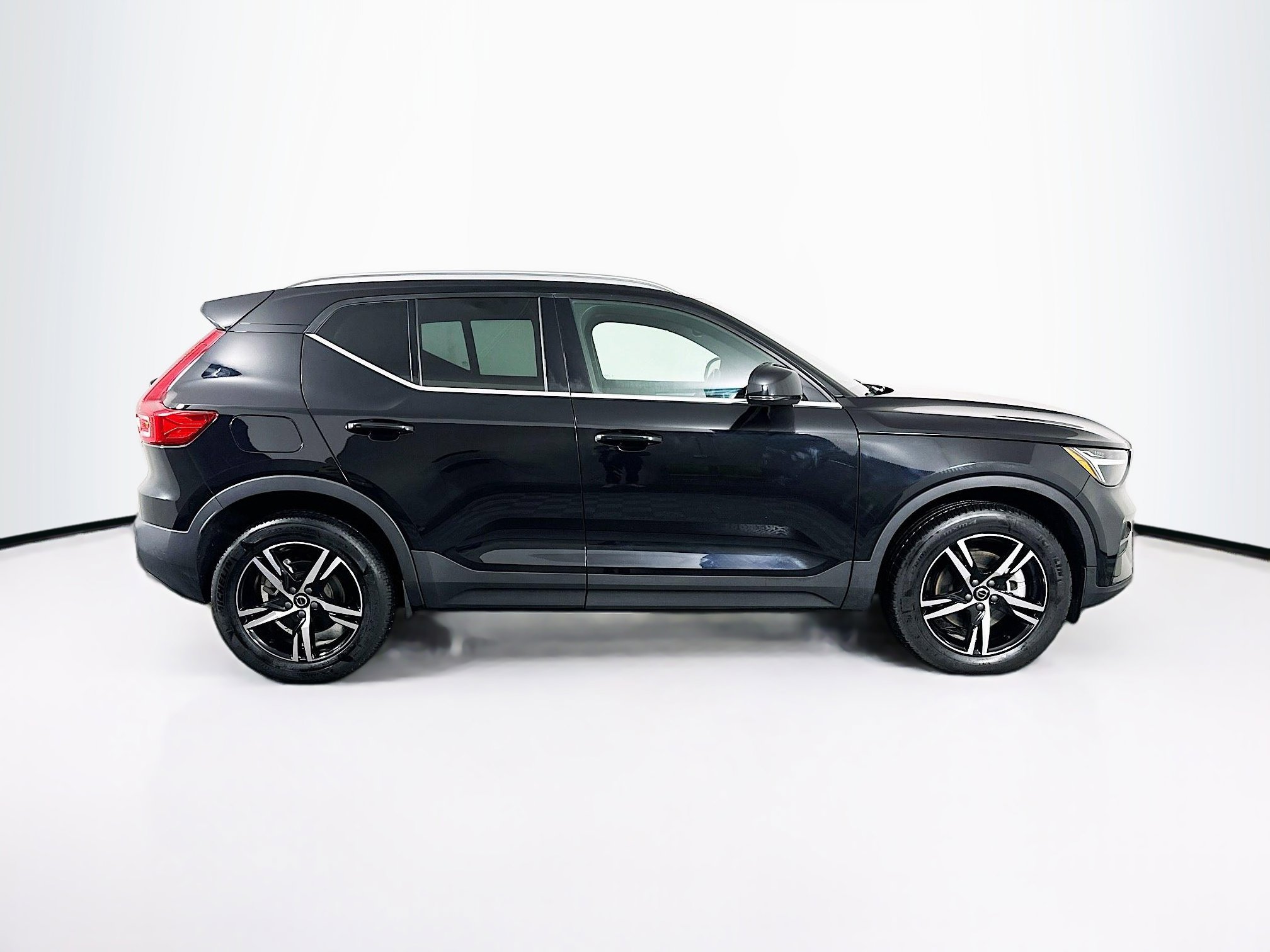 Used 2024 Volvo XC40 B5 Core image 10