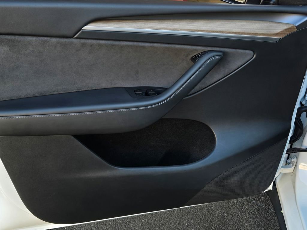 Used 2025 Tesla Model Y Long Range image 10
