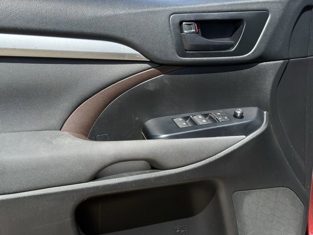 Used 2019 Toyota Highlander LE FWD image 22