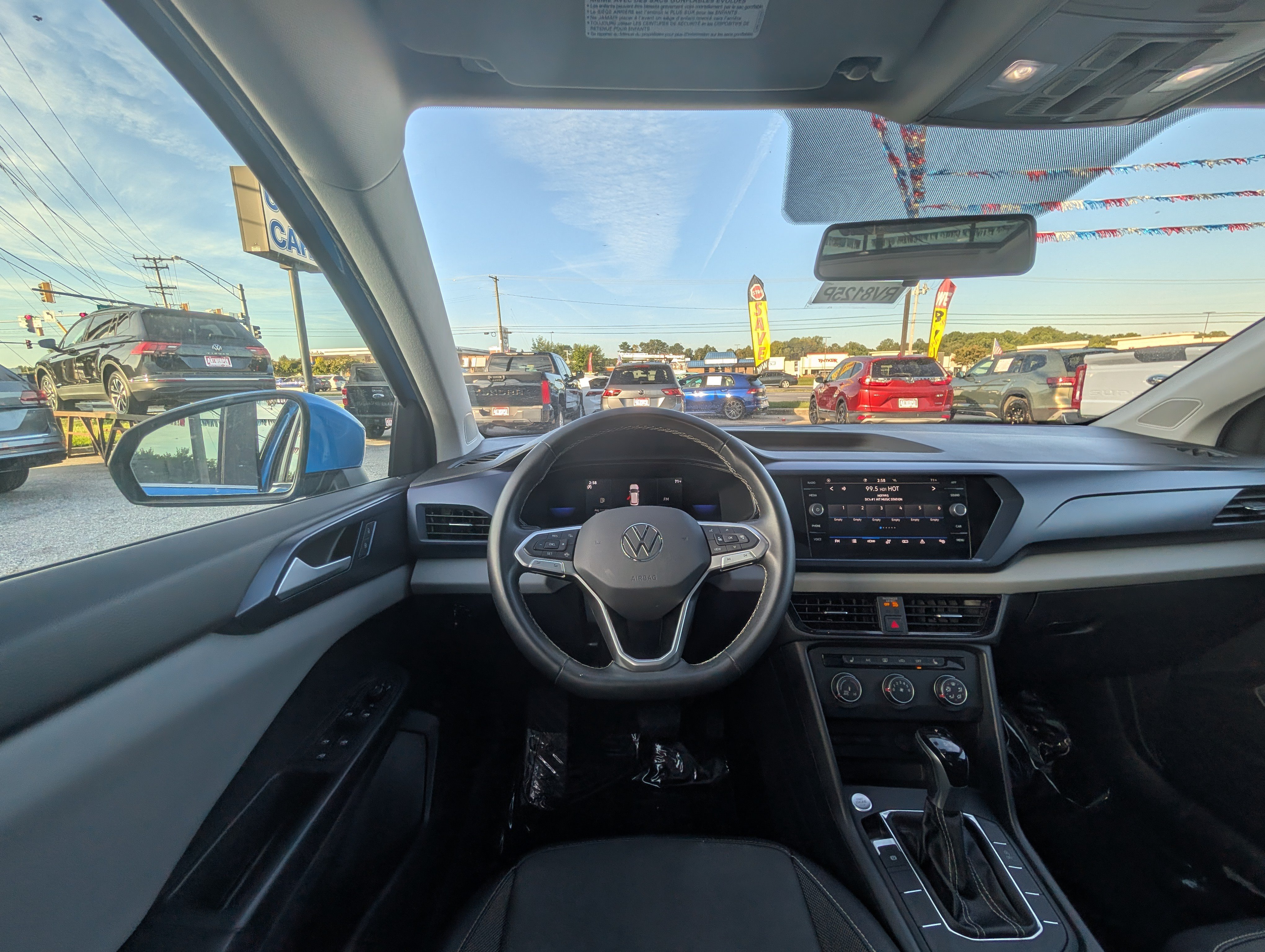 Used 2022 Volkswagen Taos SE w/ Panoramic Sunroof Package FWD image 16