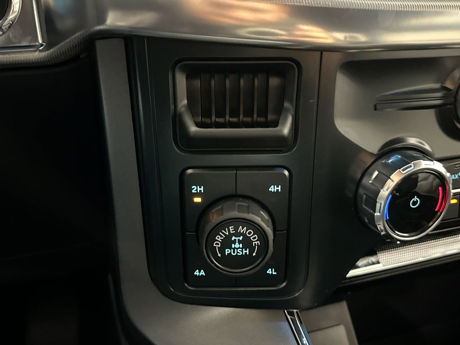 New 2025 Ford F150 Lariat w/ Equipment Group 501A Mid image 27