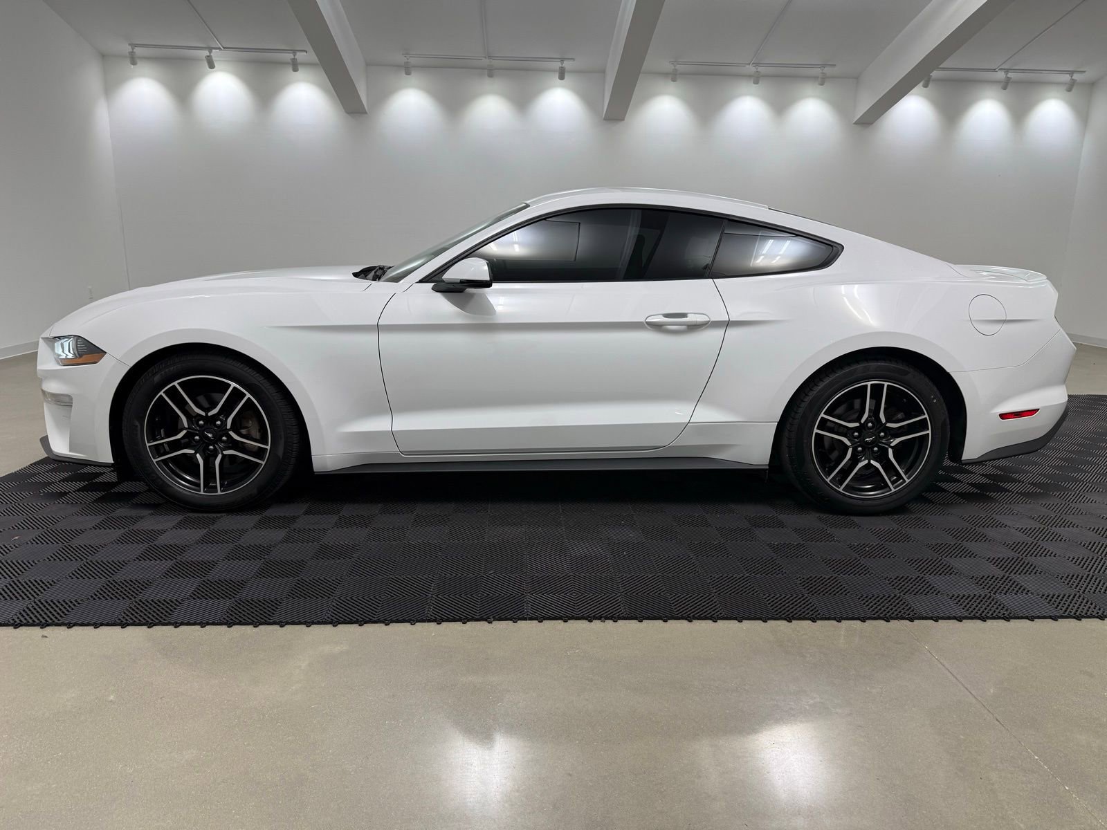 Used 2018 Ford Mustang Premium image 5