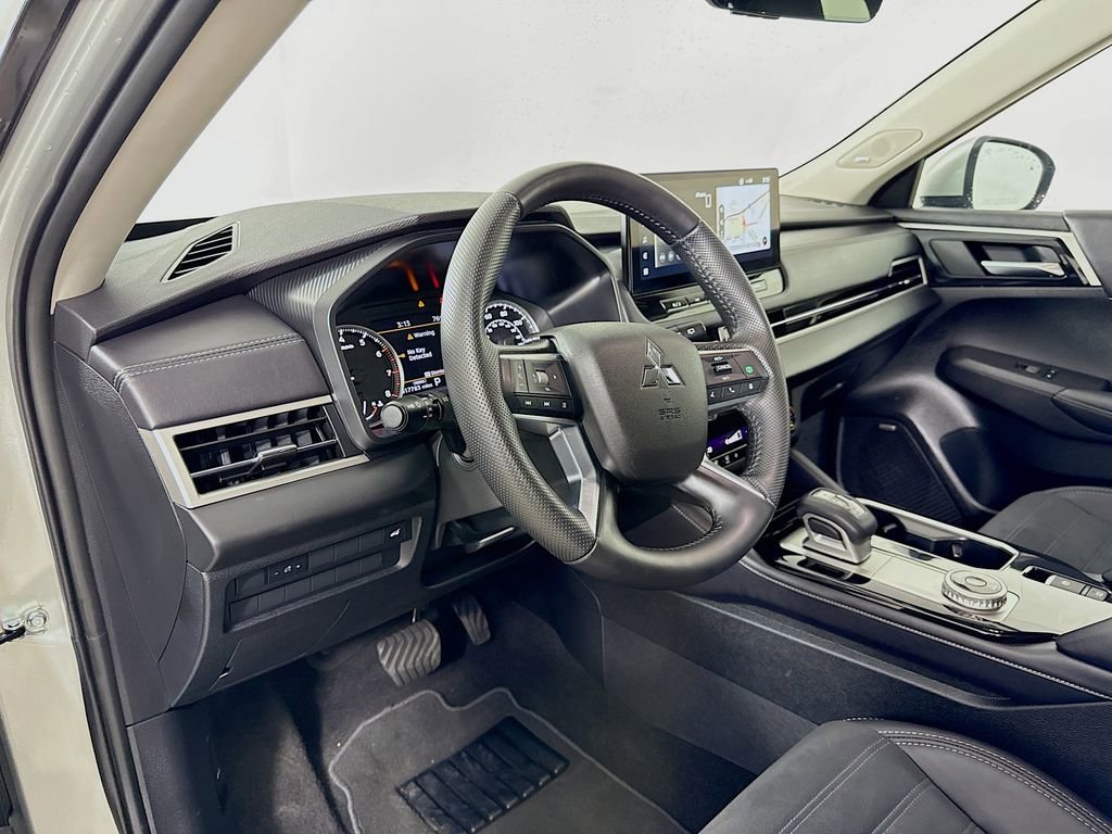 Used 2025 Mitsubishi Outlander SE image 9