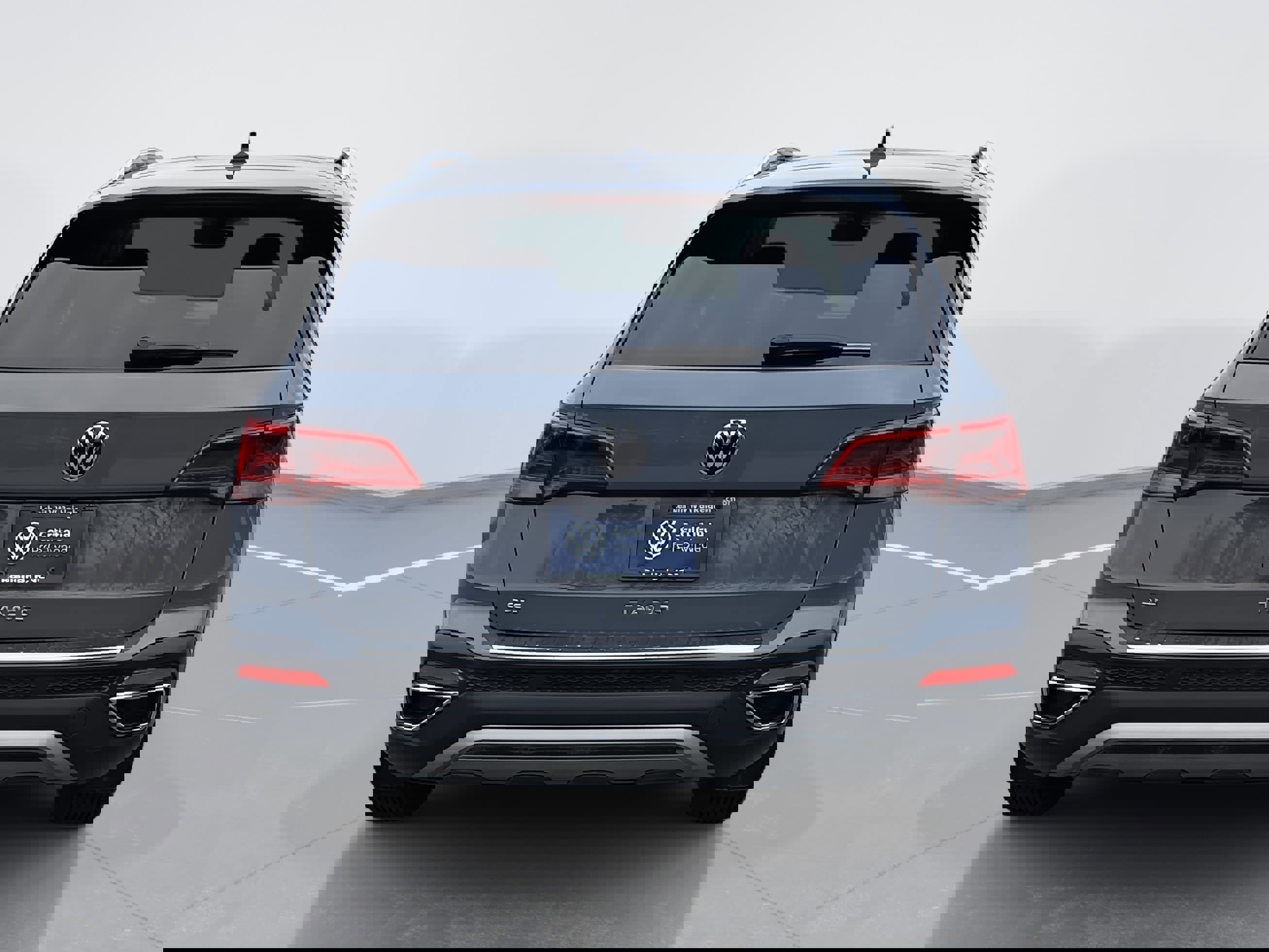 Used 2024 Volkswagen Taos SE w/ Panoramic Sunroof Package image 4