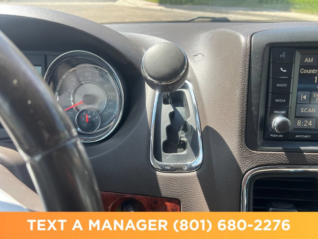 Used 2016 Chrysler Town & Country Touring FWD image 23