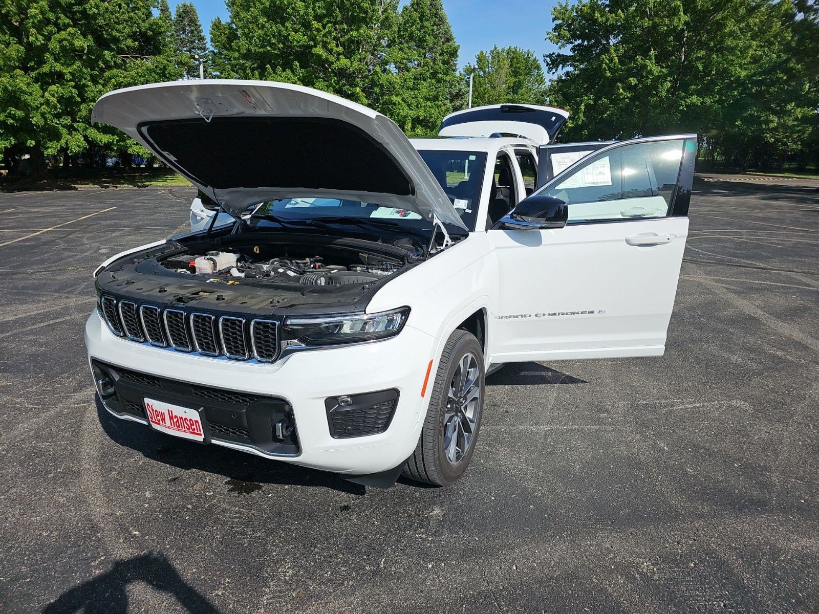 Used 2024 Jeep Grand Cherokee Overland w/ Luxury Tech Group IV AWD/4WD image 19