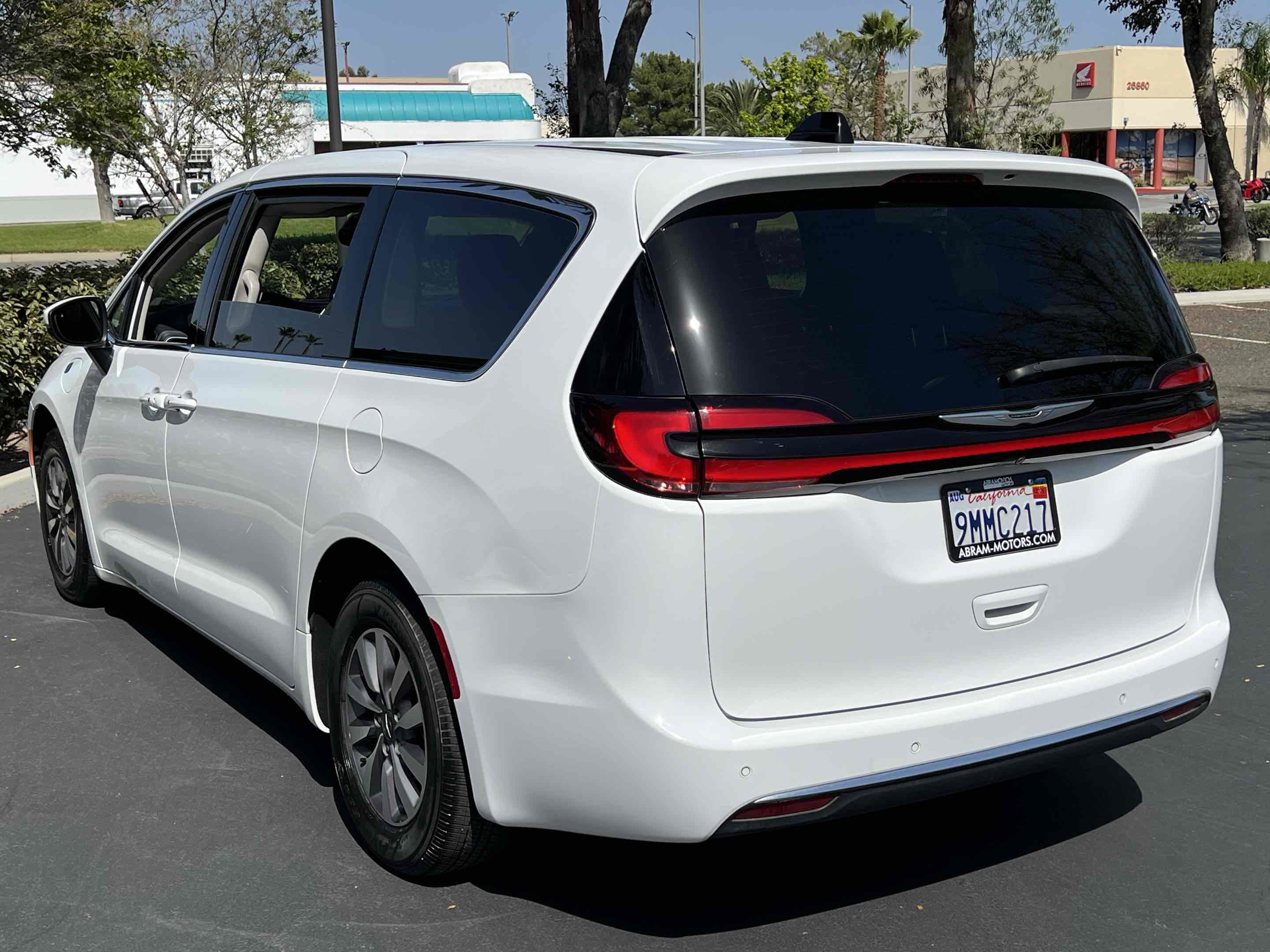 Used 2023 Chrysler Pacifica Touring-L FWD image 2