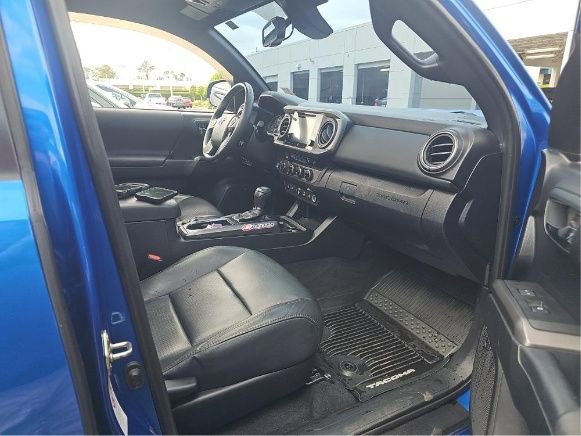 Used 2018 Toyota Tacoma TRD Sport AWD/4WD image 4