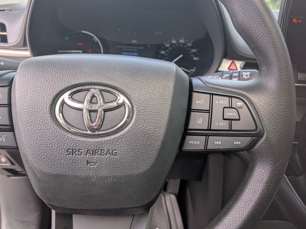 Used 2025 Toyota Sienna LE w/ LE Plus Package FWD image 15