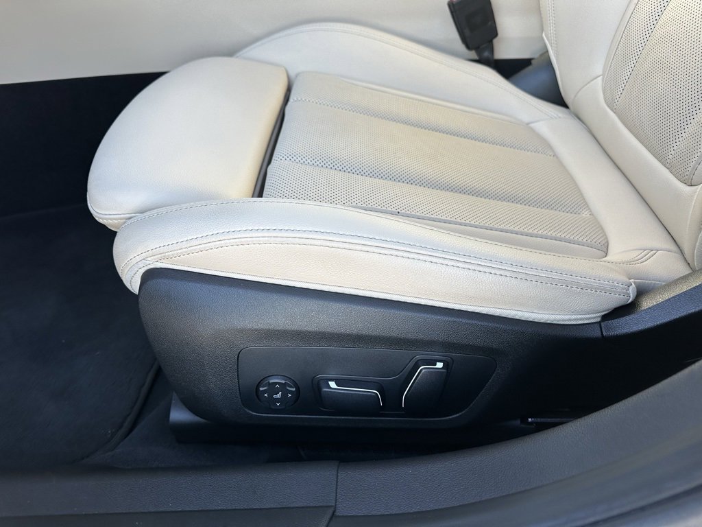 Used 2025 BMW 330i Sedan w/ Premium Package image 12