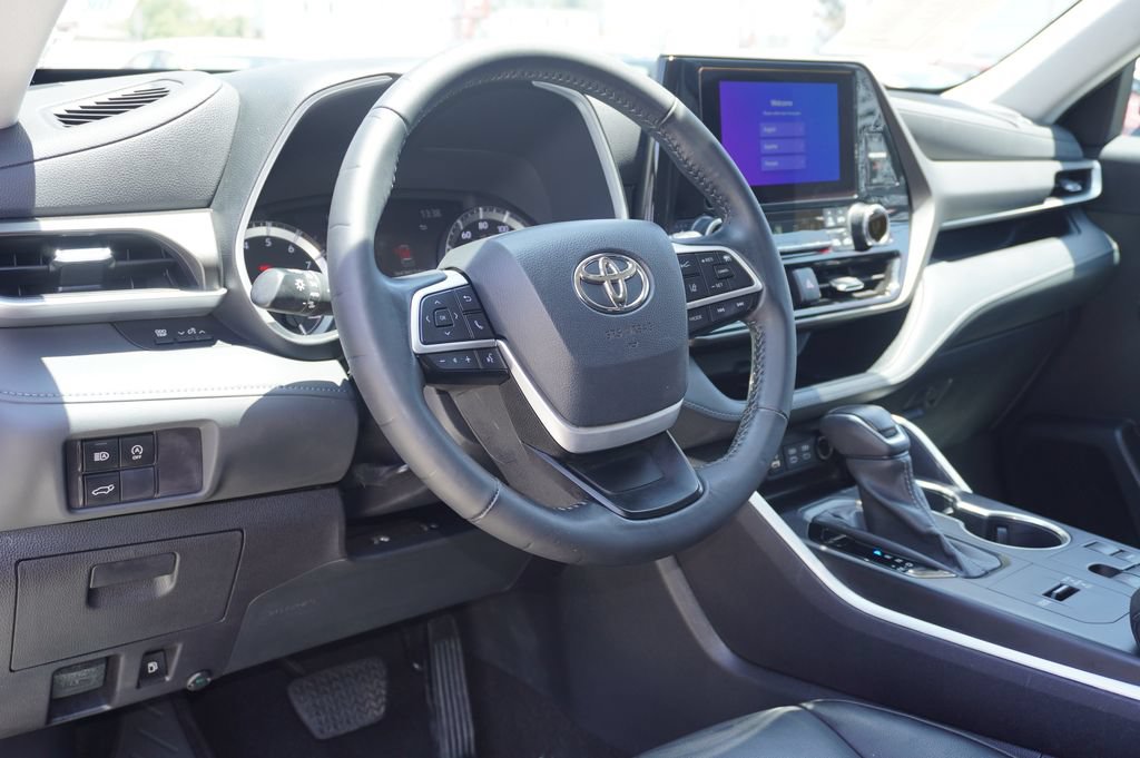 Used 2023 Toyota Highlander XLE FWD image 15