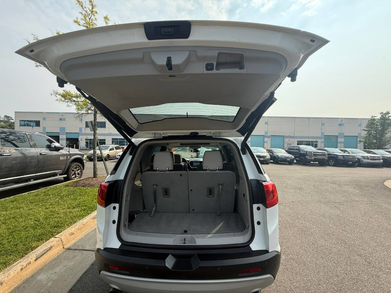 Used 2018 GMC Acadia SLT w/ LPO, Cargo Package image 36