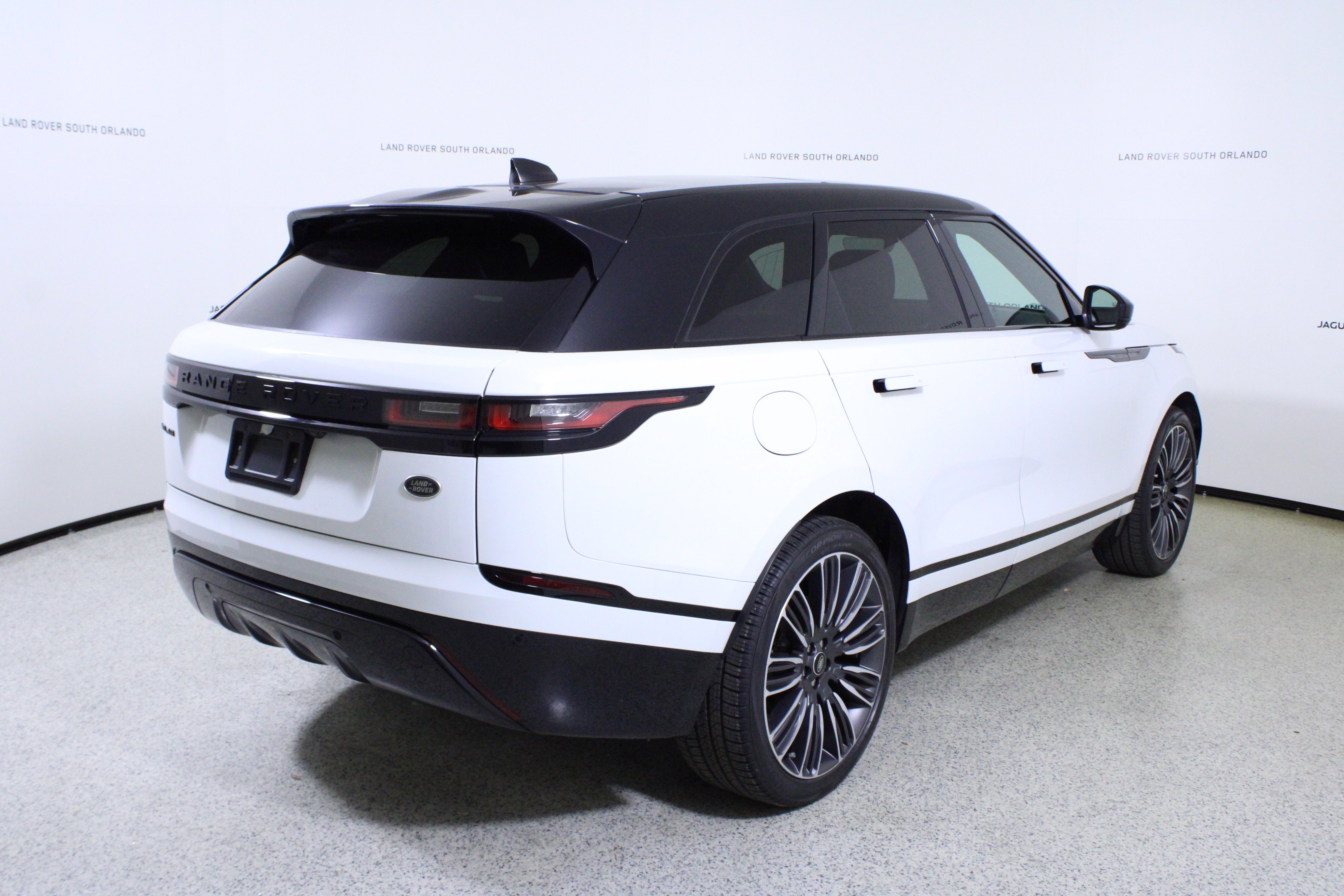 Used 2023 Land Rover Range Rover Velar R-Dynamic S image 7