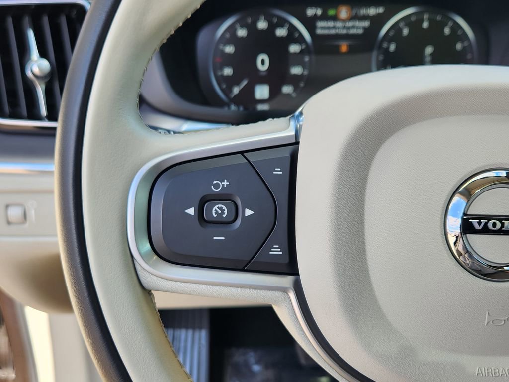 Used 2021 Volvo XC60 T5 Momentum image 17