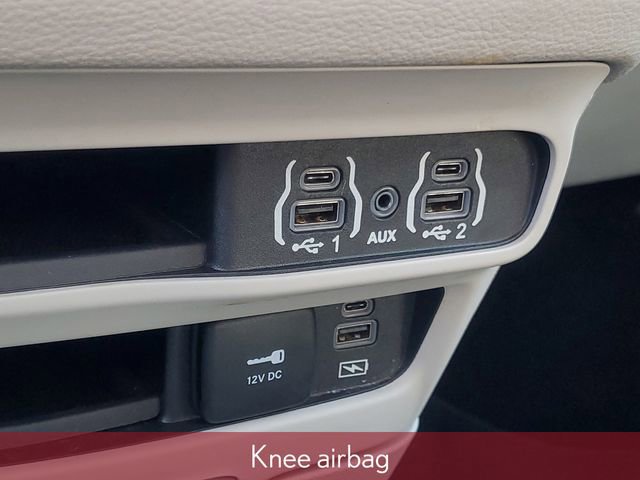 Used 2022 Chrysler Pacifica Touring-L image 33