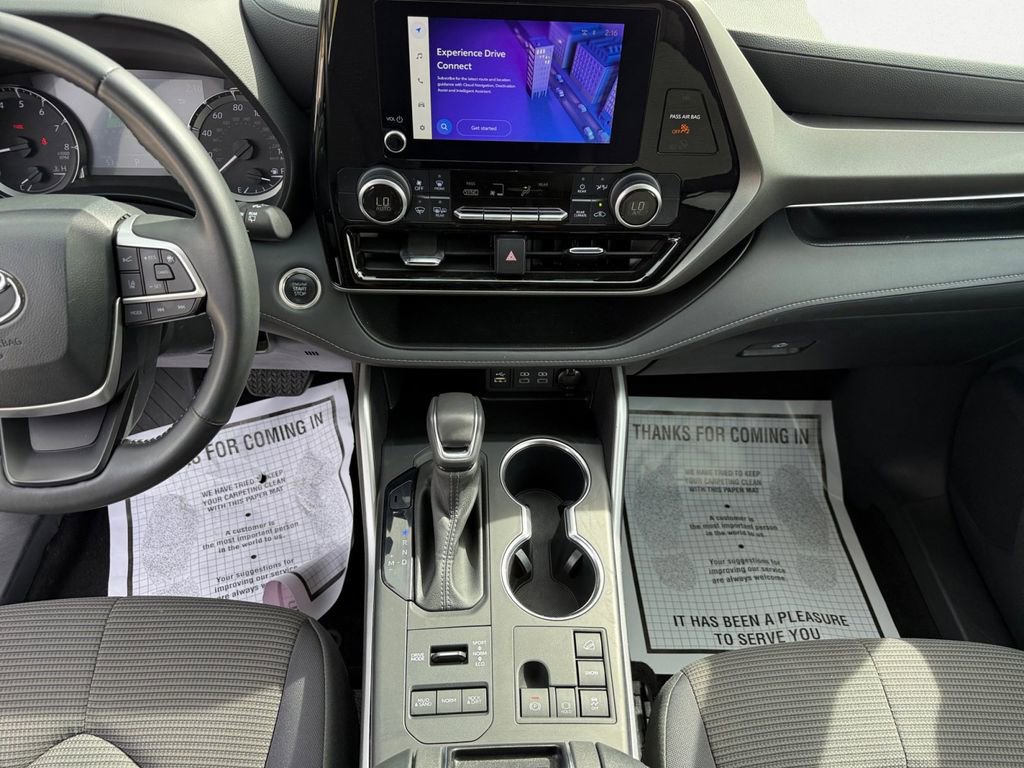 Used 2024 Toyota Highlander LE image 11
