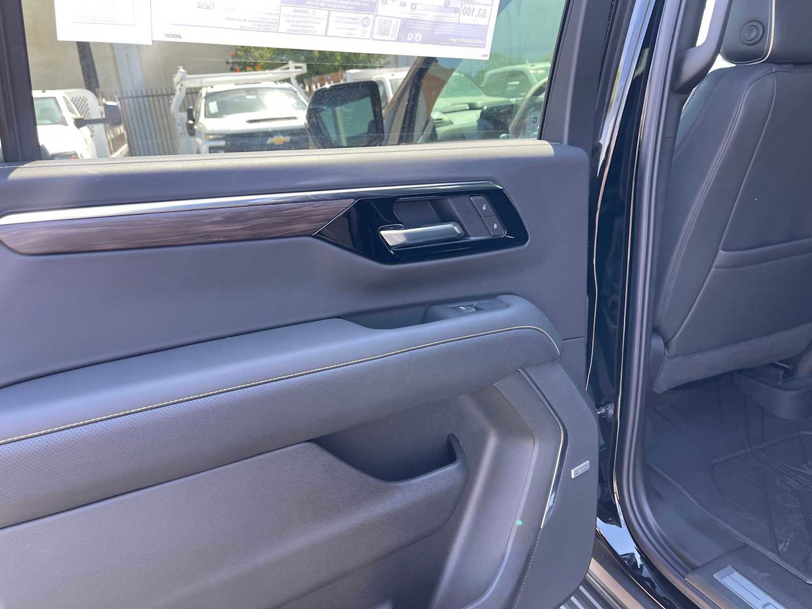 New 2025 Chevrolet Suburban Premier image 19