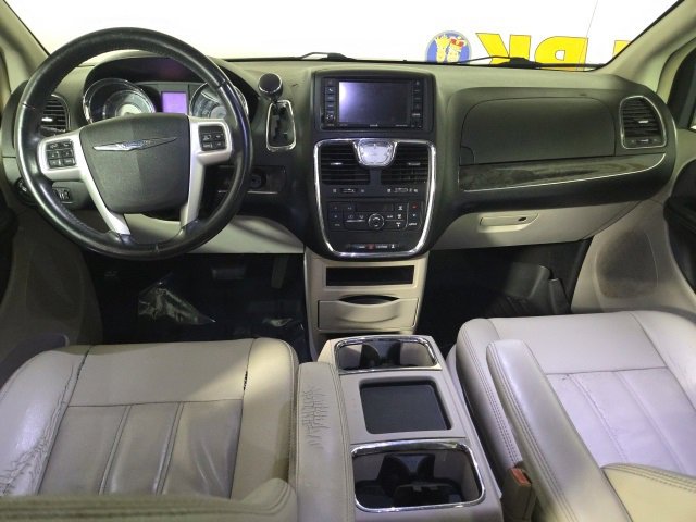 Used 2015 Chrysler Town & Country Touring image 30