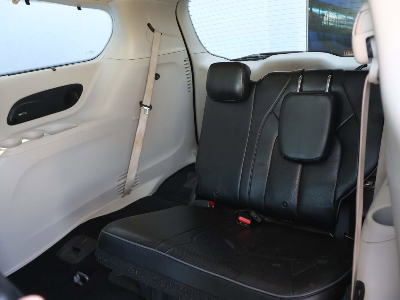 Used 2020 Chrysler Pacifica Limited w/ Advanced Safetytec Group FWD image 11