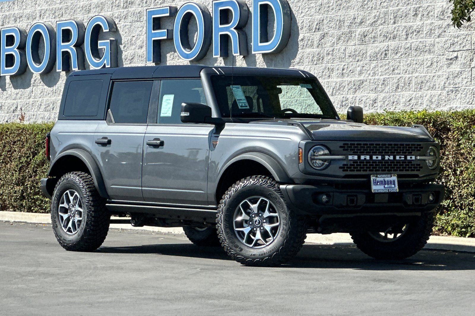 New 2025 Ford Bronco Badlands image 2