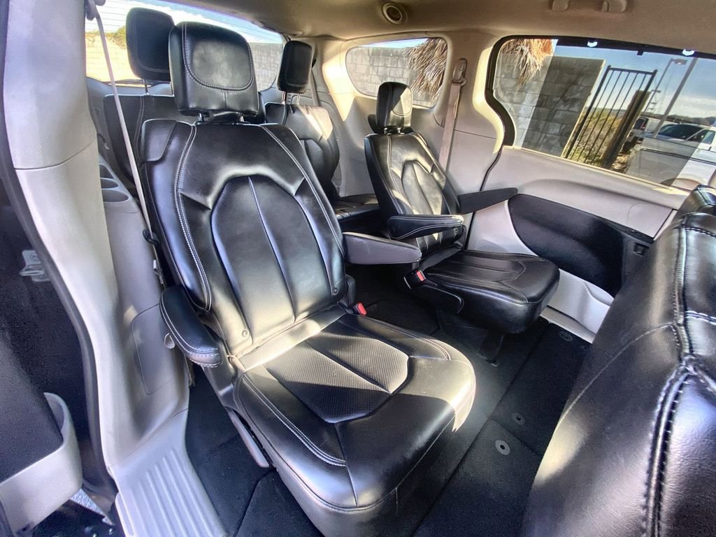 Used 2023 Chrysler Pacifica Touring-L image 26