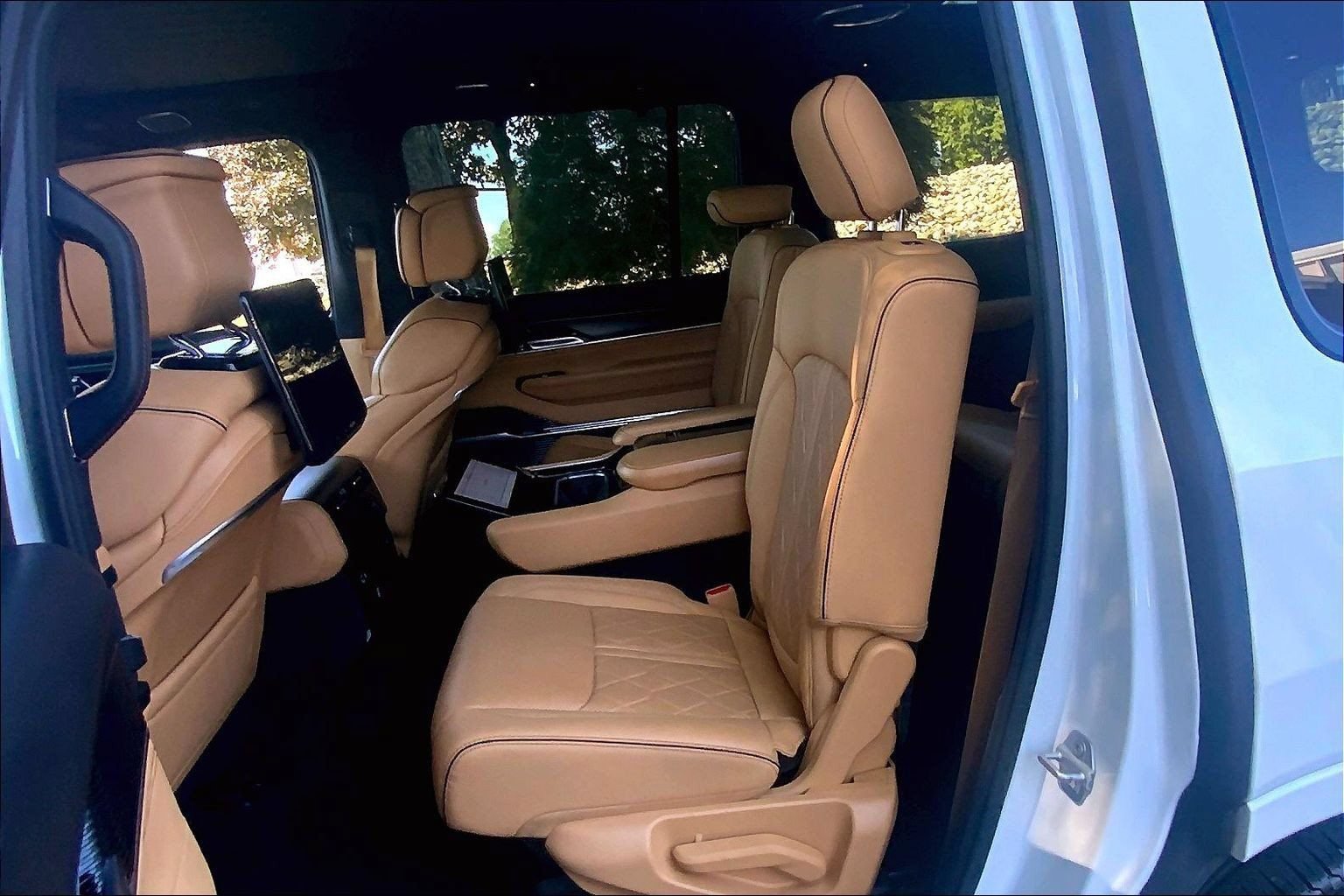 Certified 2025 Jeep Grand Wagoneer Series III w/ Rear Seat Video Group 1 AWD/4WD image 15