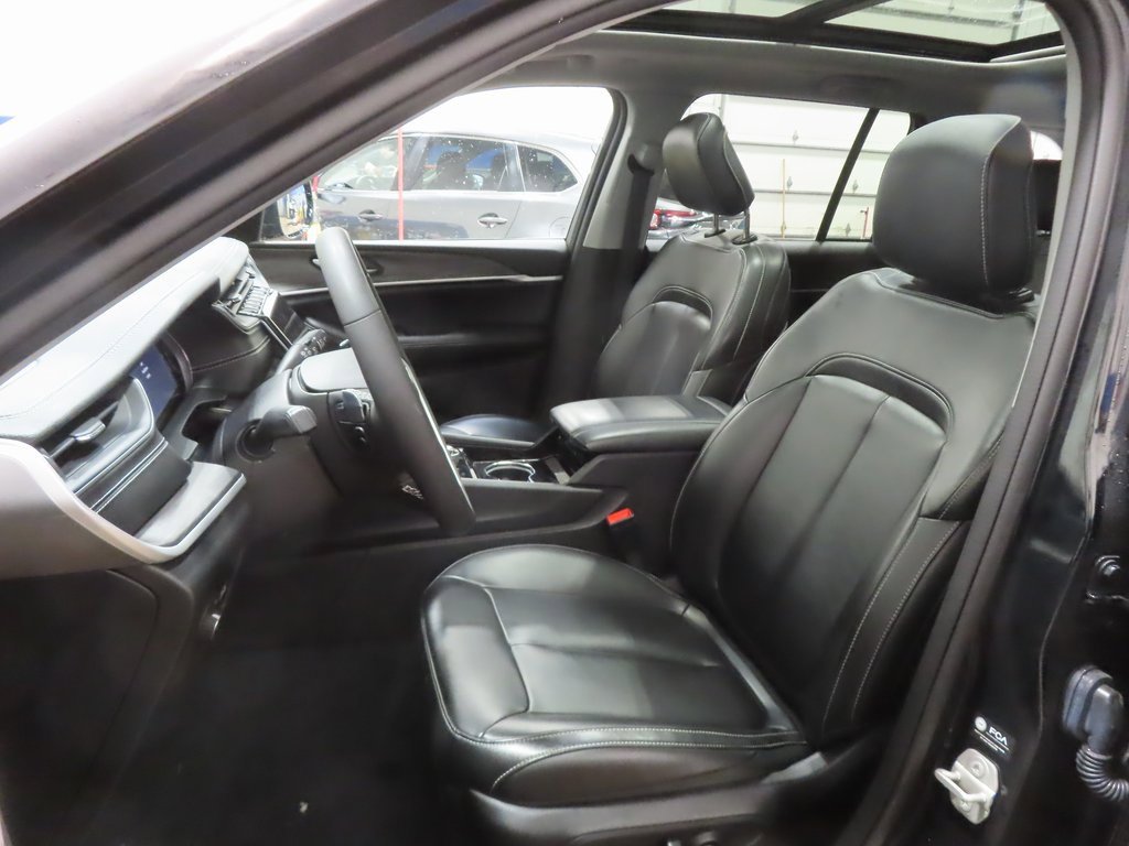 Certified 2023 Jeep Grand Cherokee Limited w/ Black Appearance Package image 20