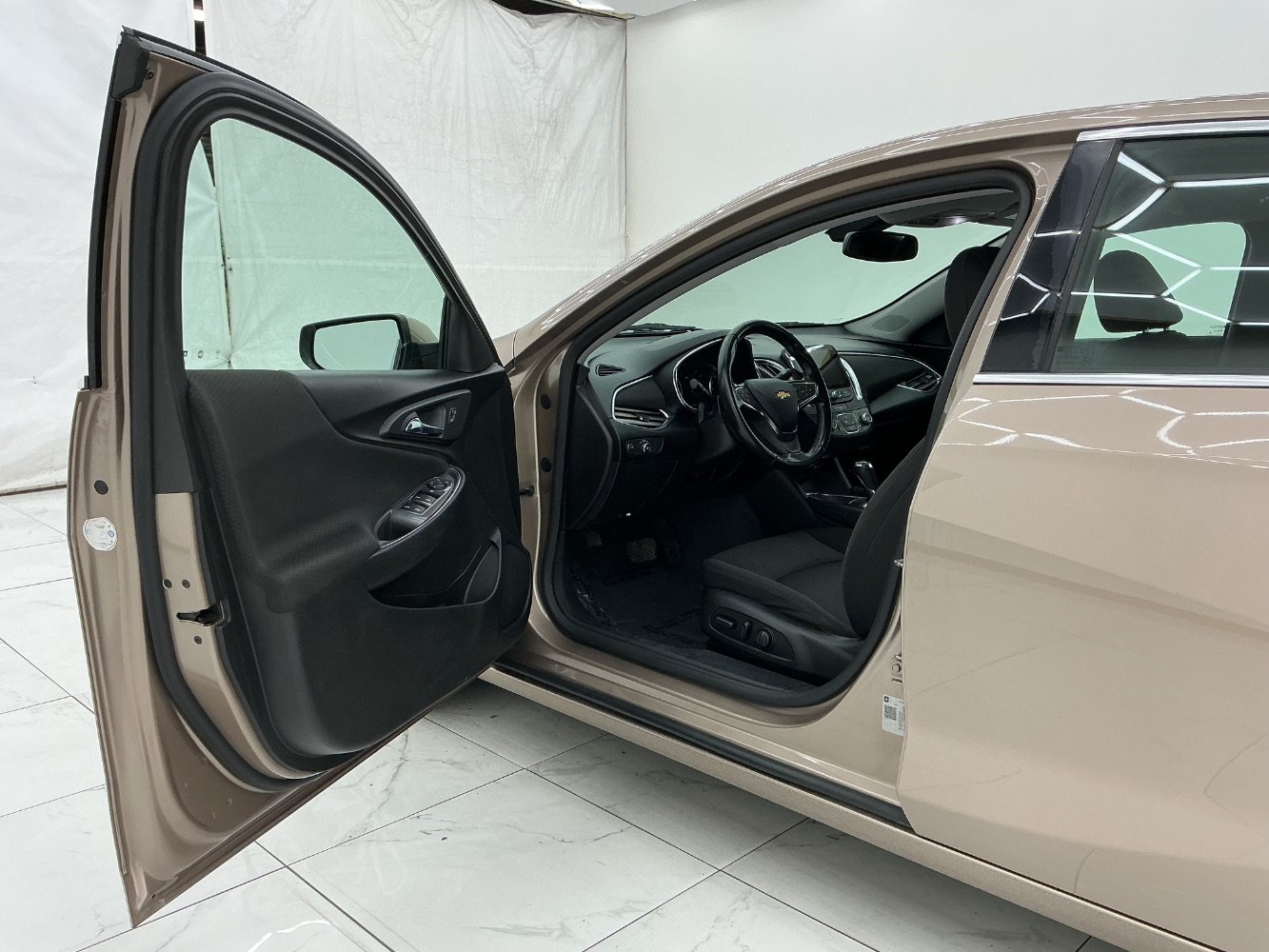 Used 2018 Chevrolet Malibu LT FWD image 16